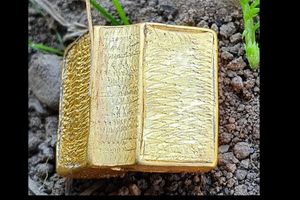 У Великій Британії знайшли крихітну золоту Біблію XV століття